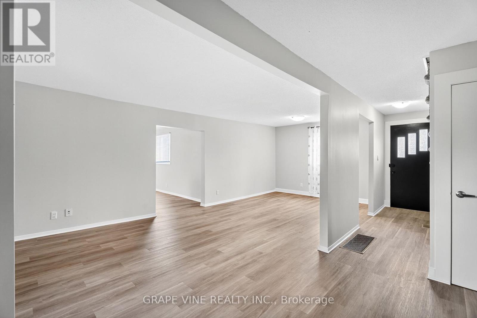 Photo 2 of 814 Laurier Street, Clarencerockland ON