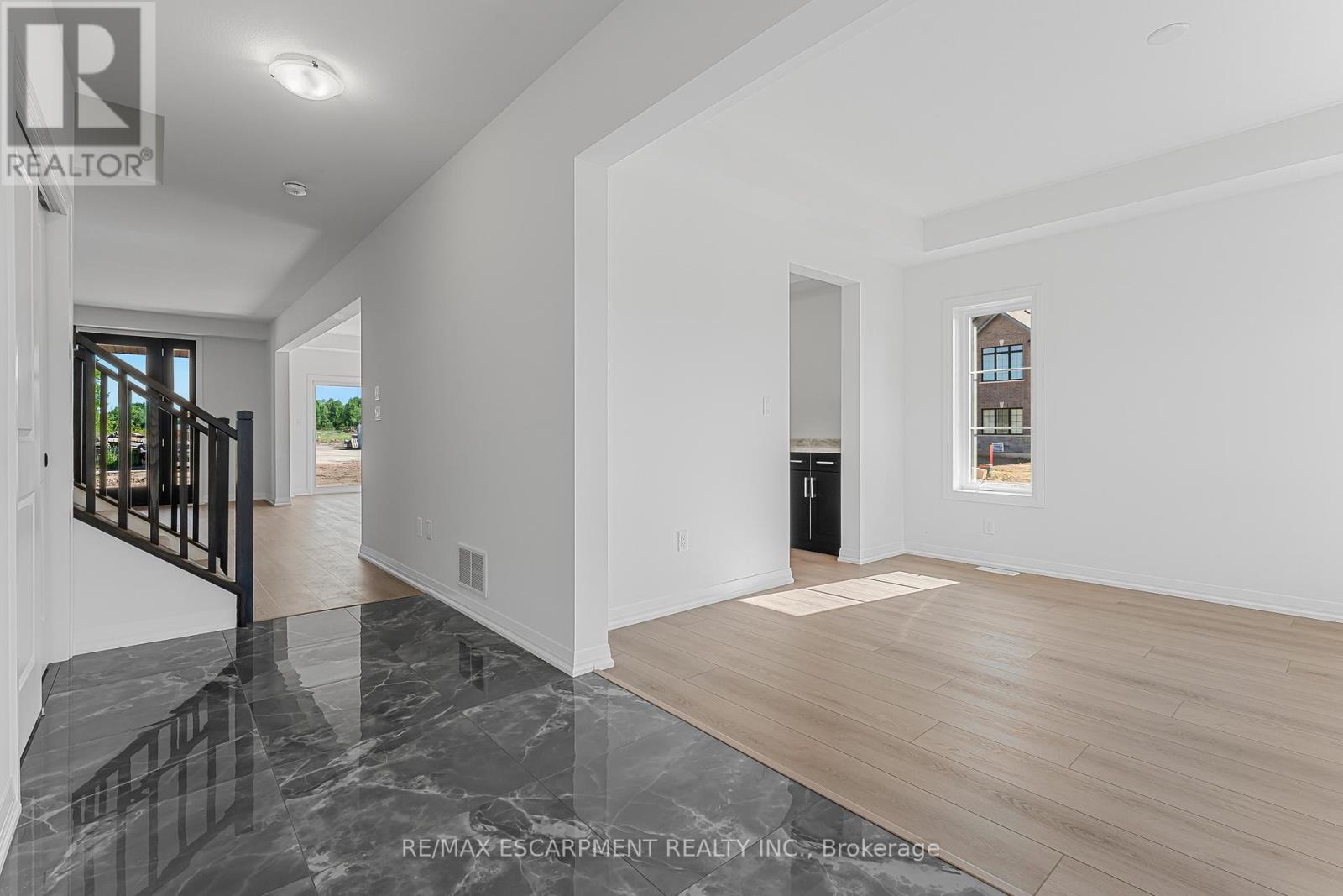Photo 3 of 902 Rutherford Street, Fort Erie ON