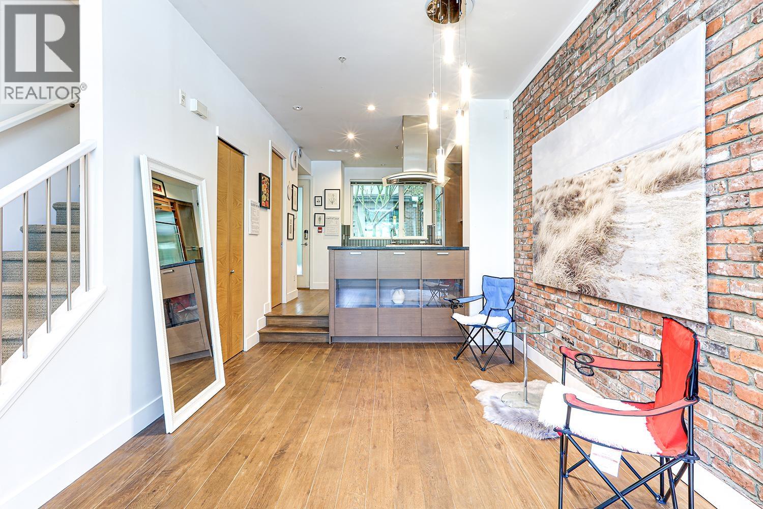 Photo 4 of 5 230 Salter Street, New Westminster BC