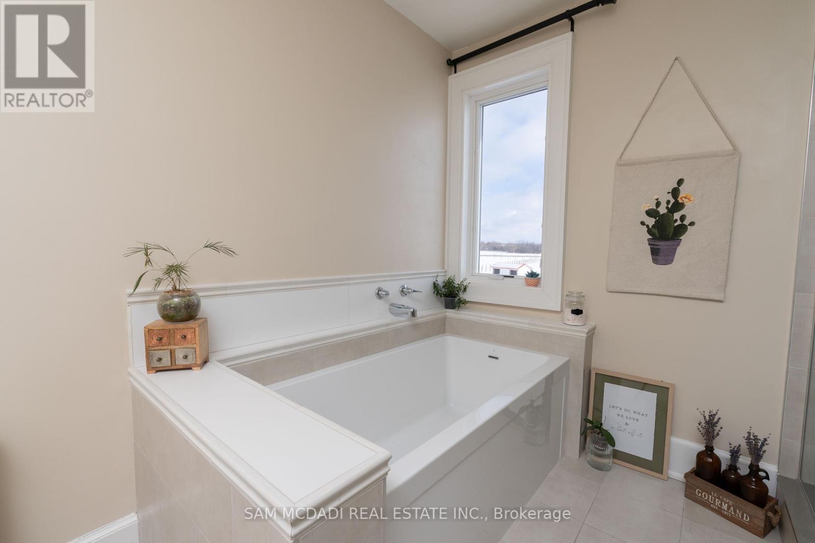 Photo 18 of 1046 Concession 6 Road W, Hamilton ON