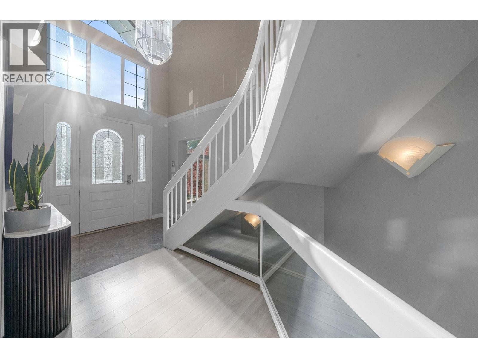 Photo 6 of 192 Montroyal Boulevard, North Vancouver BC