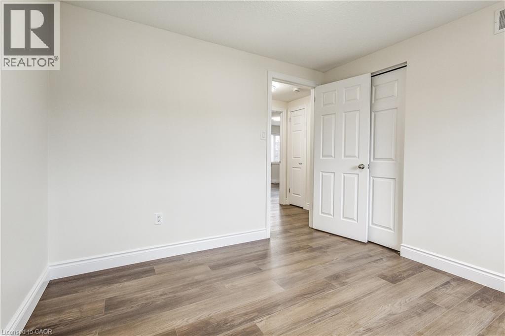 Photo 25 of 40 Hawkins Drive, Cambridge ON
