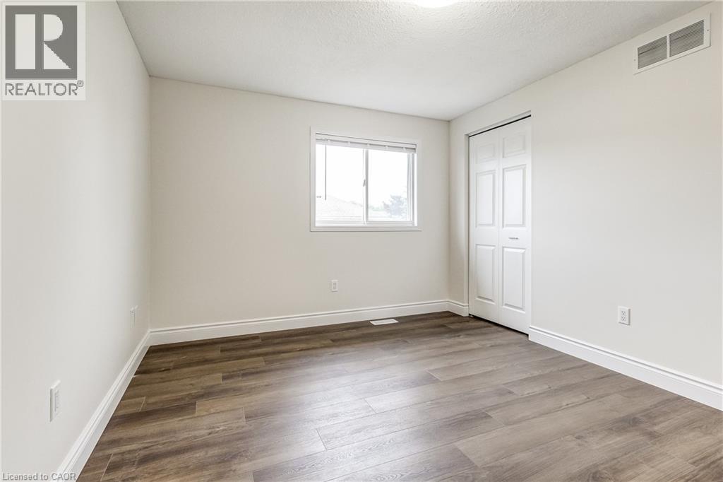 Photo 23 of 40 Hawkins Drive, Cambridge ON