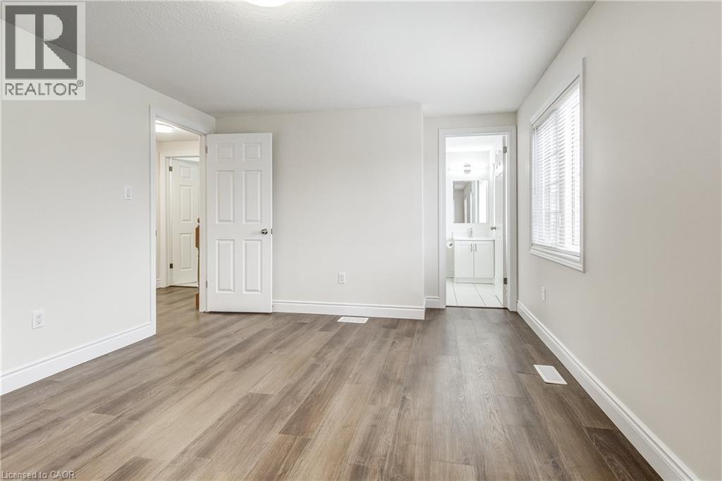Photo 28 of 40 Hawkins Drive, Cambridge ON