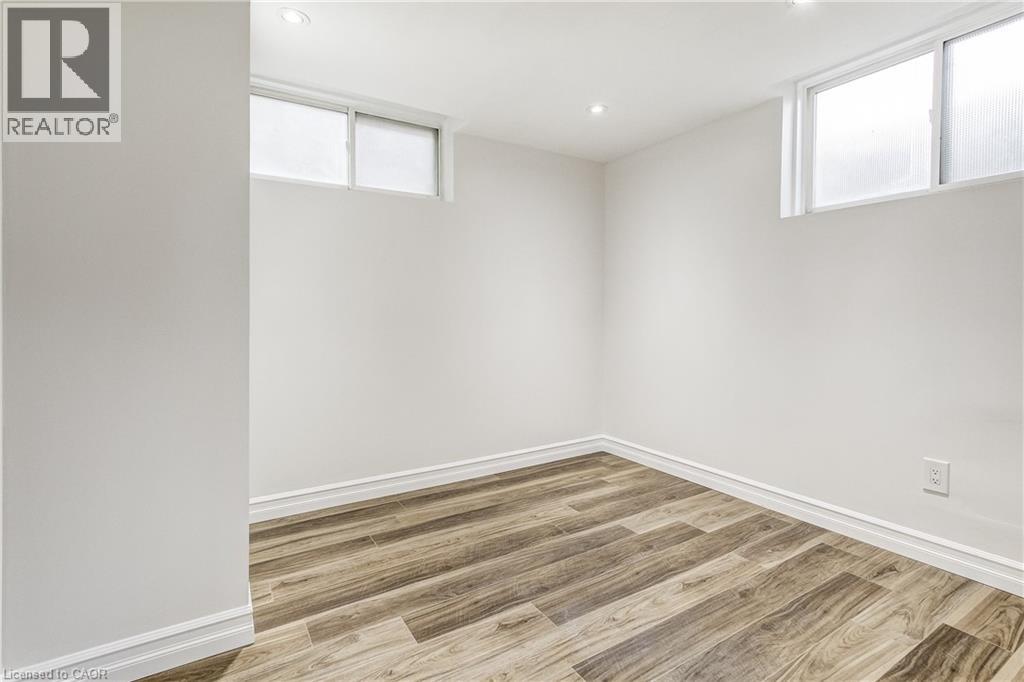 Photo 33 of 40 Hawkins Drive, Cambridge ON