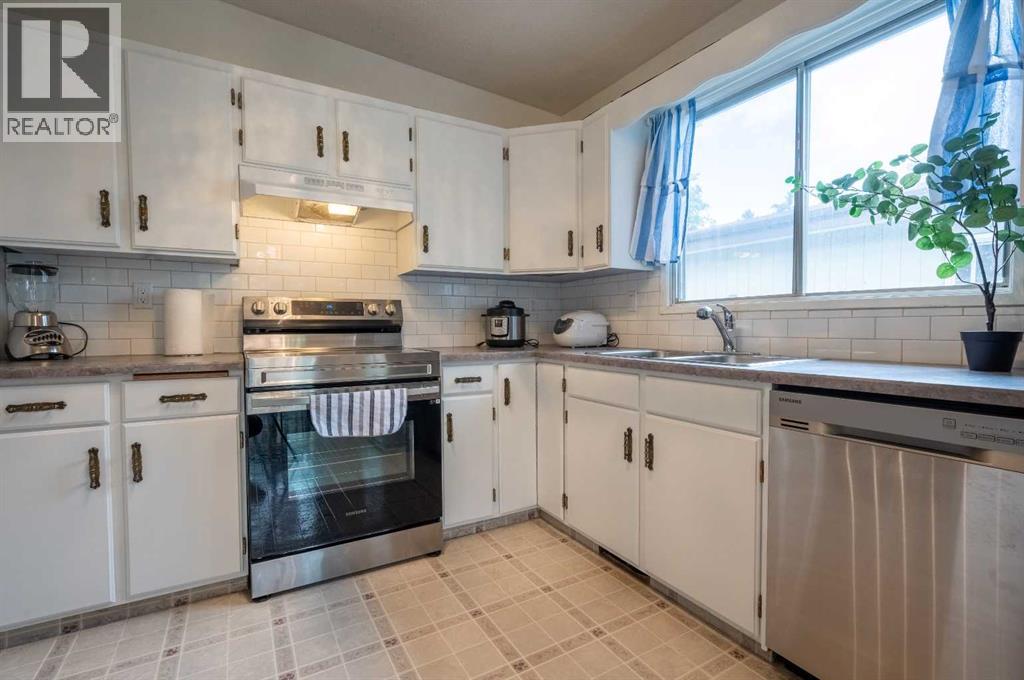 Single Family House Bi-level for Sale in   Avenue NW Dalhousie Calgary 