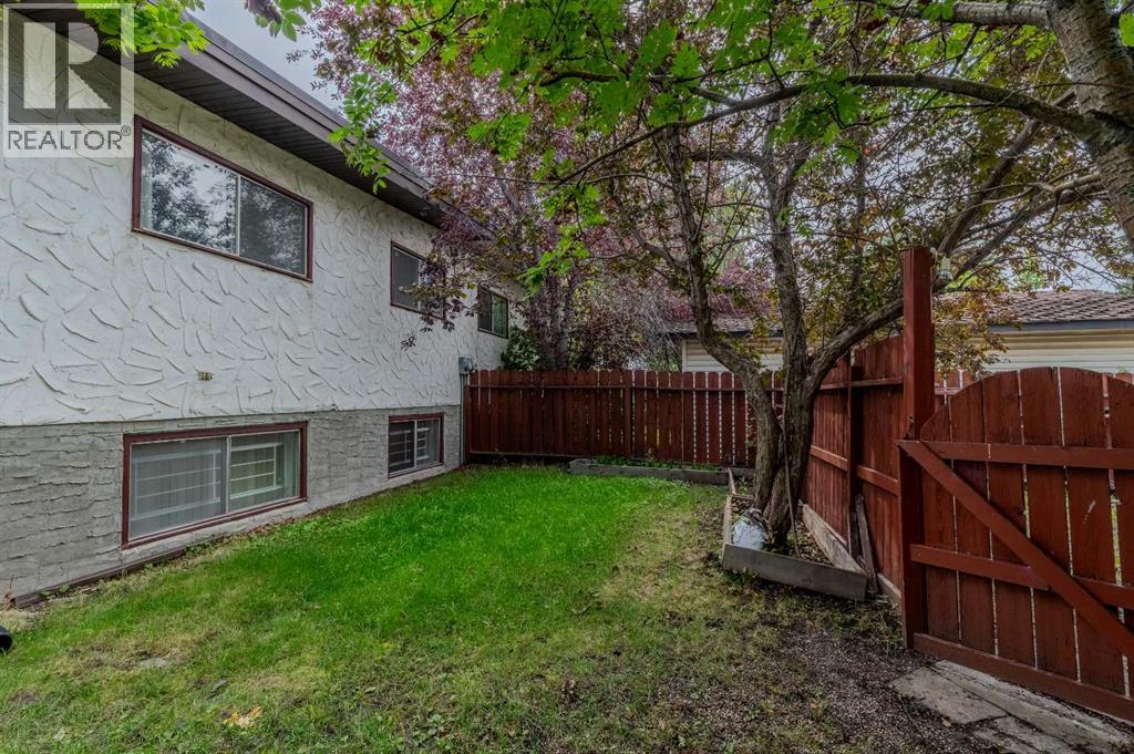 Single Family House Bi-level for Sale in   Avenue NW Dalhousie Calgary 
