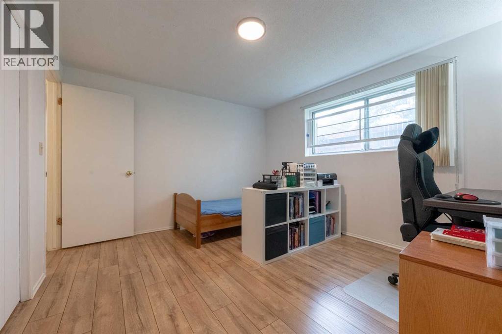 Single Family House Bi-level for Sale in   Avenue NW Dalhousie Calgary 