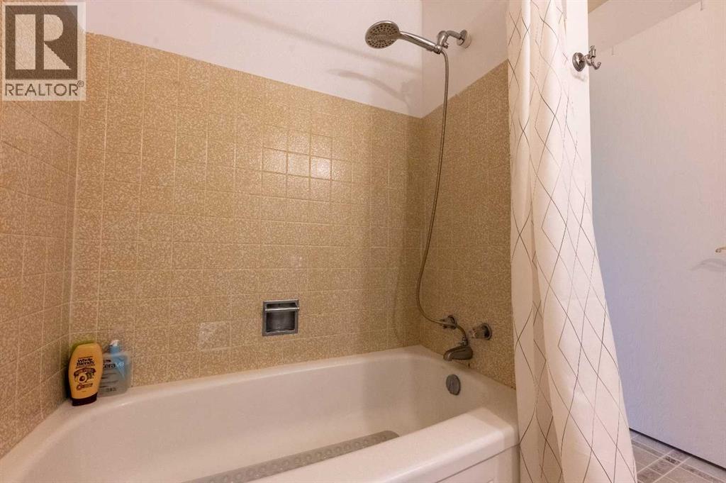 Single Family House Bi-level for Sale in   Avenue NW Dalhousie Calgary 