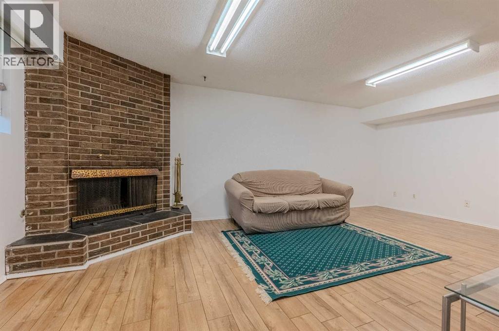 Single Family House Bi-level for Sale in   Avenue NW Dalhousie Calgary 