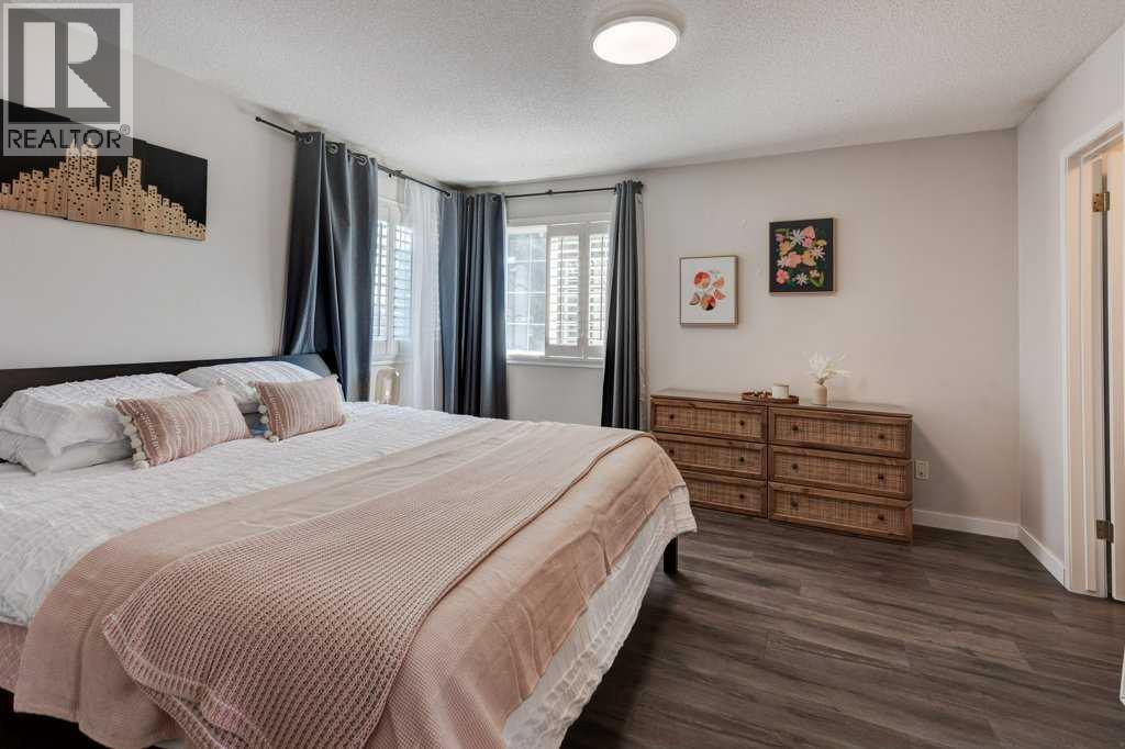 Single Family House for Sale in  Somerglen Crescent SW Somerset Calgary 