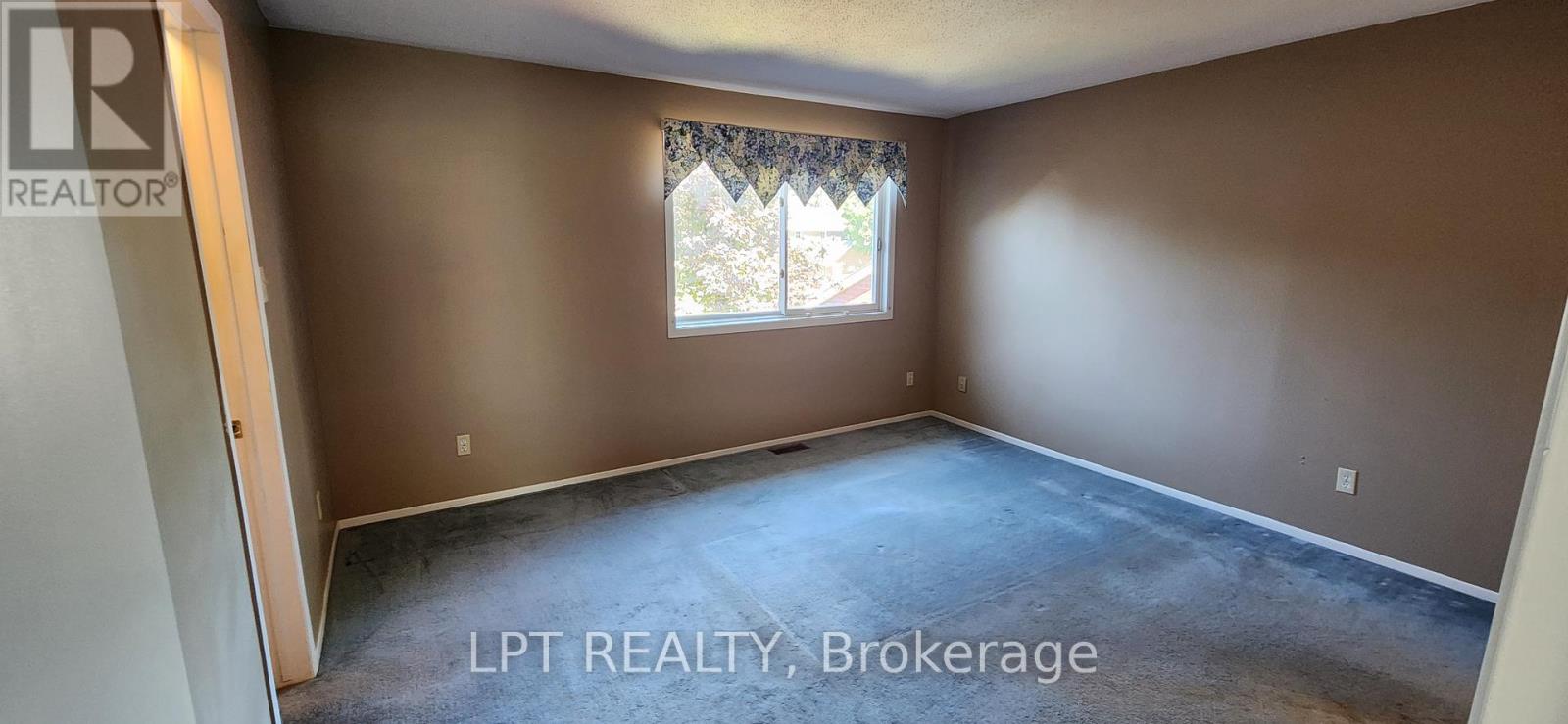 Photo 11 of 148 Pickwick Drive, Ottawa ON