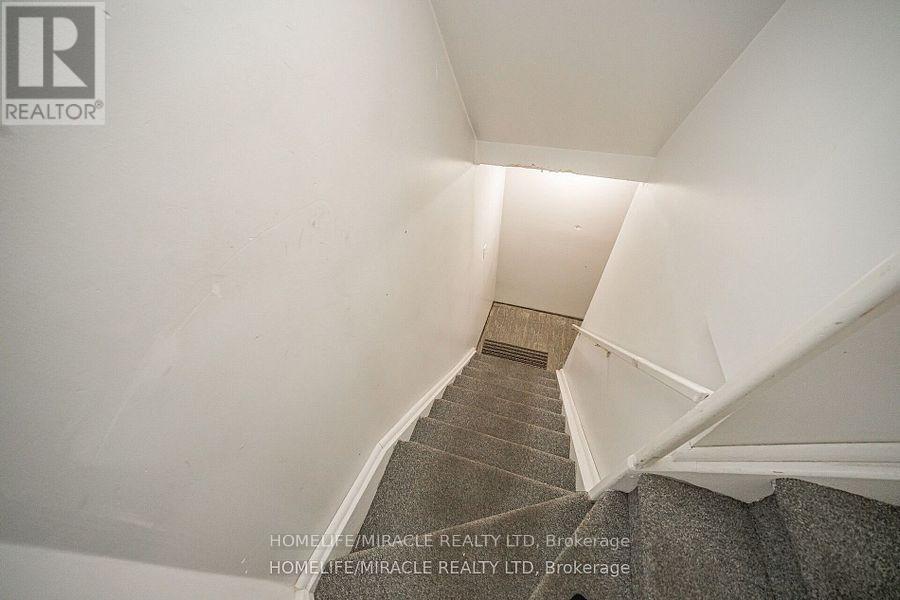 Photo 12 of 31 Larkspur, Brampton ON