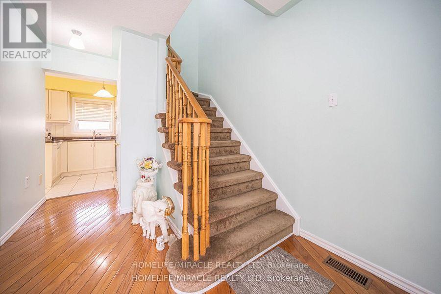 Photo 7 of 31 Larkspur, Brampton ON
