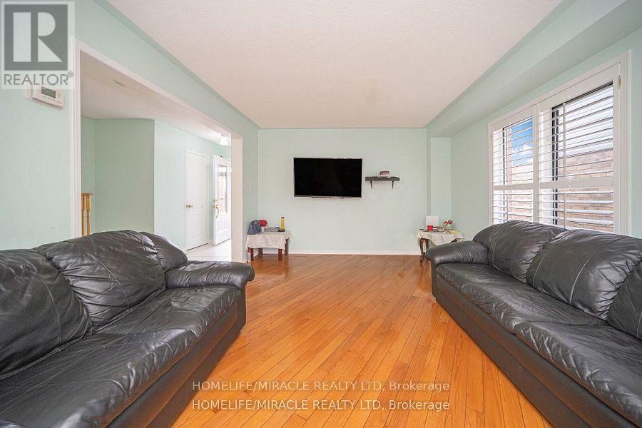 Photo 6 of 31 Larkspur, Brampton ON