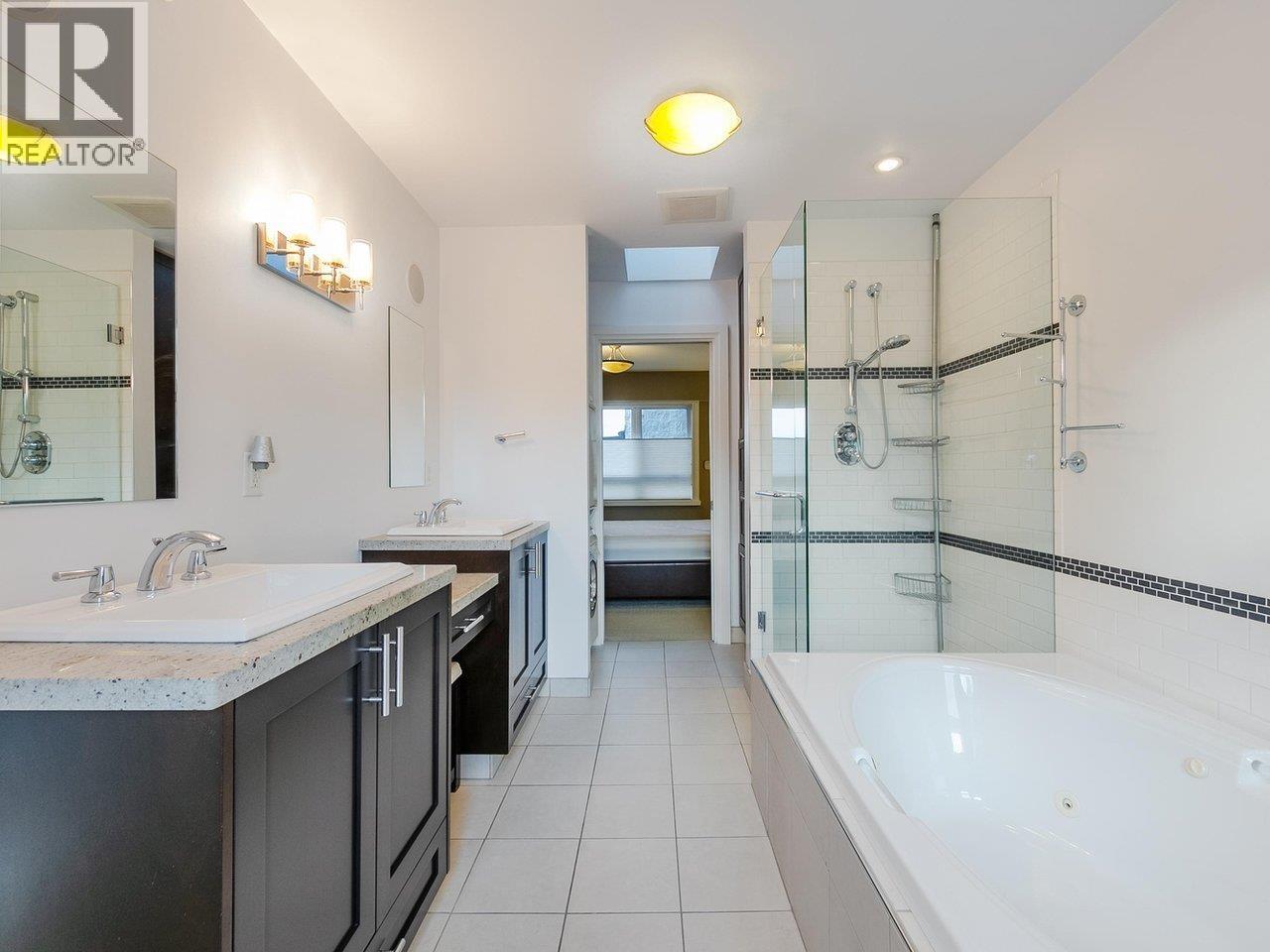 Photo 17 of 204 3788 W 10th Avenue, Vancouver BC