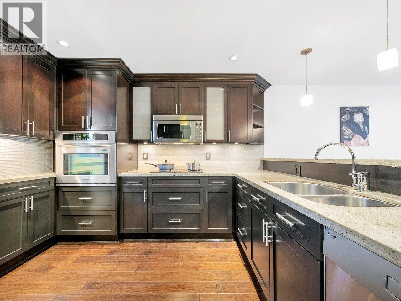 Photo 4 of 204 3788 W 10th Avenue, Vancouver BC