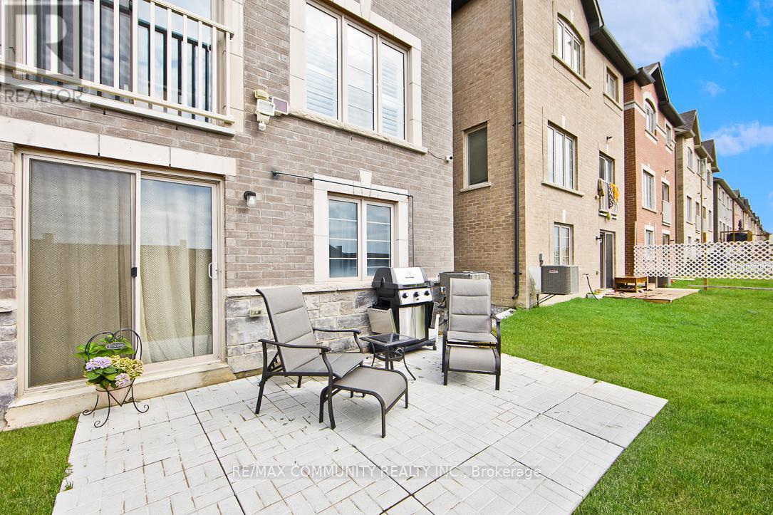 Photo 13 of 1073 Skyridge Boulevard, Pickering ON