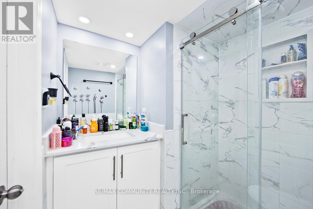 Photo 5 of 1073 Skyridge Boulevard, Pickering ON