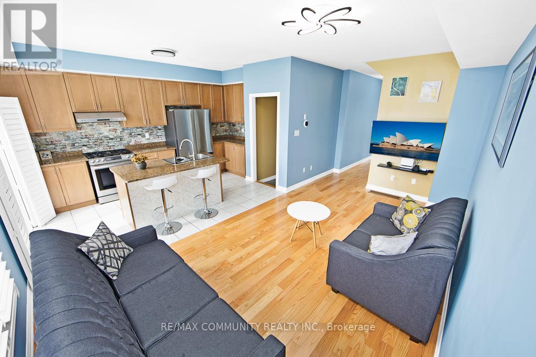Photo 3 of 1073 Skyridge Boulevard, Pickering ON