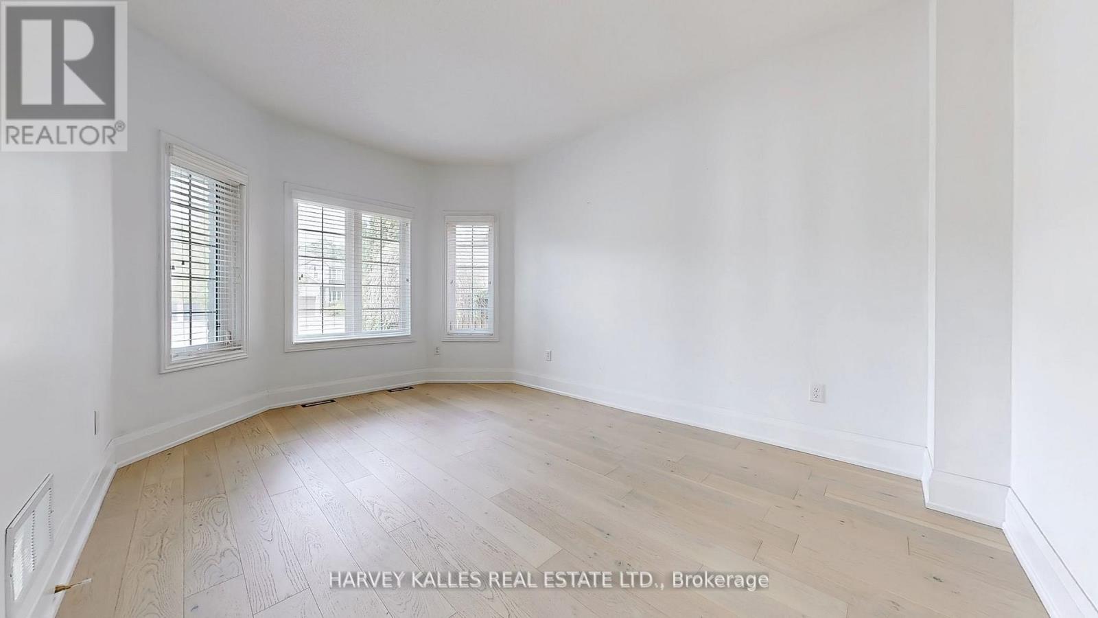 Photo 12 of 13 Oakside Court, Barrie ON