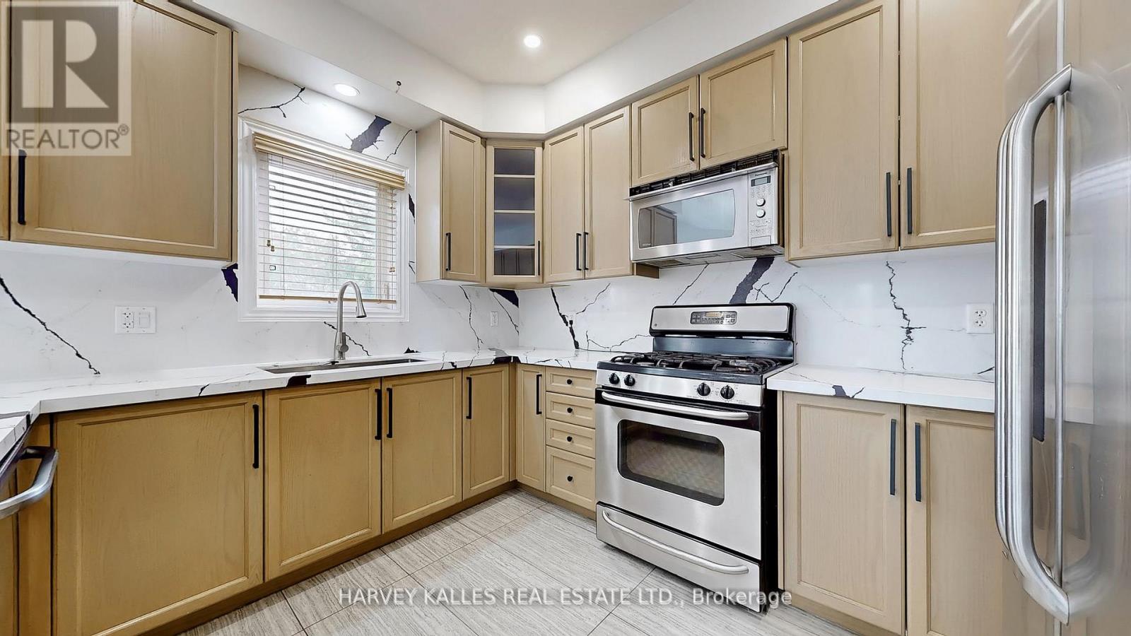 Photo 16 of 13 Oakside Court, Barrie ON