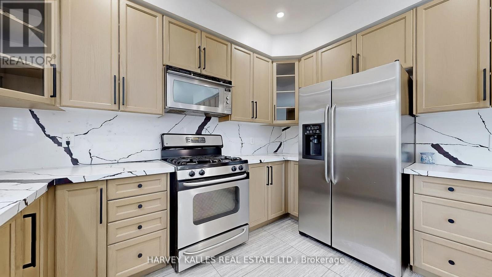 Photo 9 of 13 Oakside Court, Barrie ON