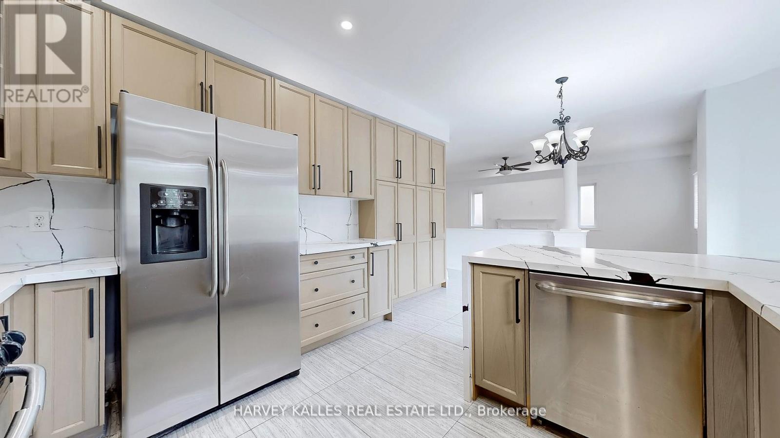 Photo 10 of 13 Oakside Court, Barrie ON