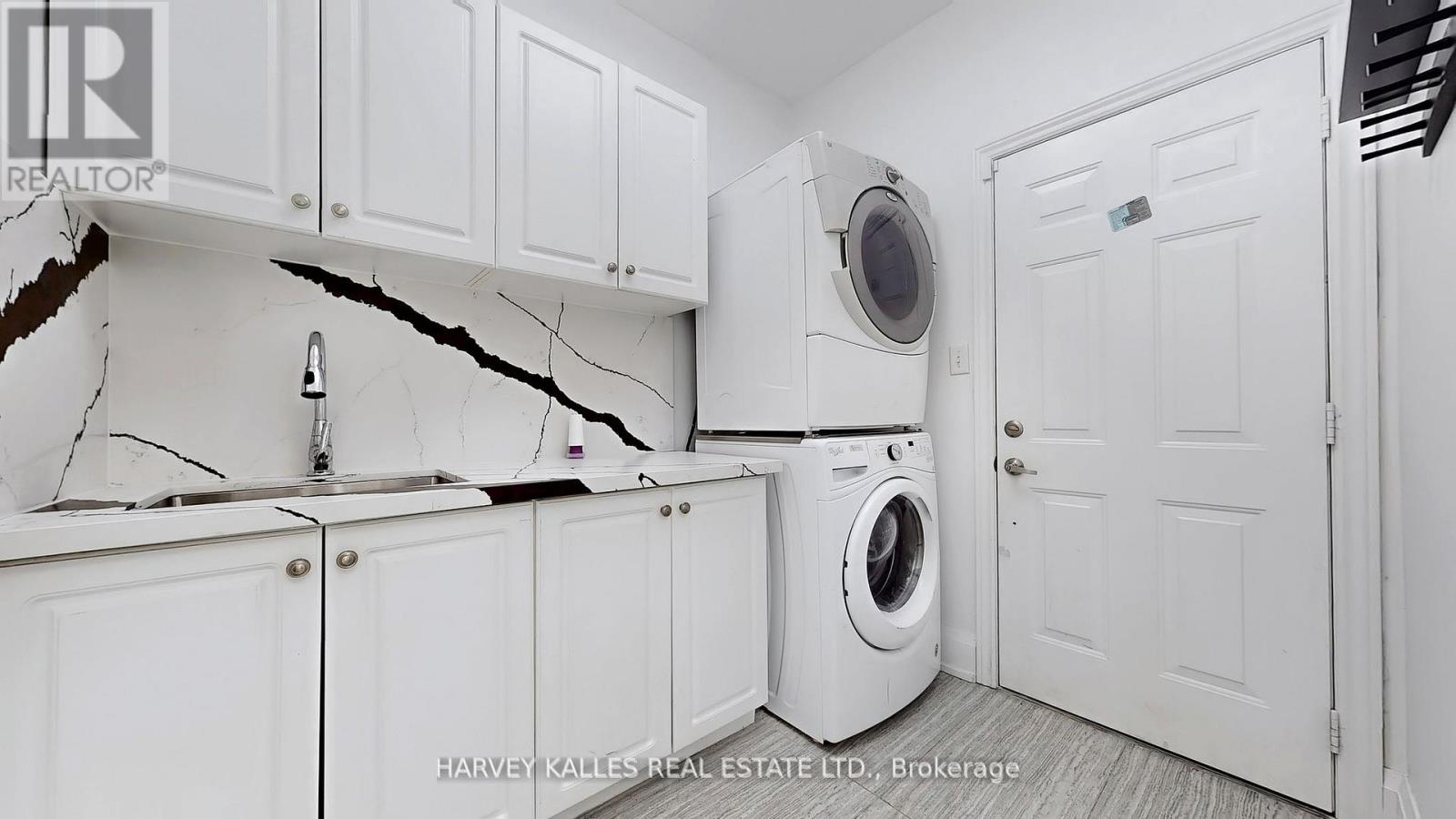 Photo 8 of 13 Oakside Court, Barrie ON