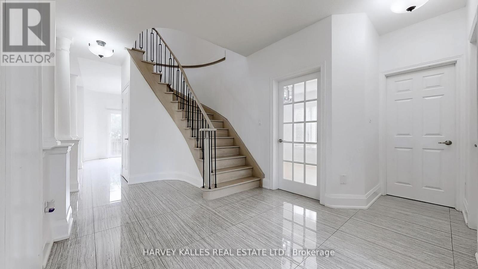 Photo 2 of 13 Oakside Court, Barrie ON