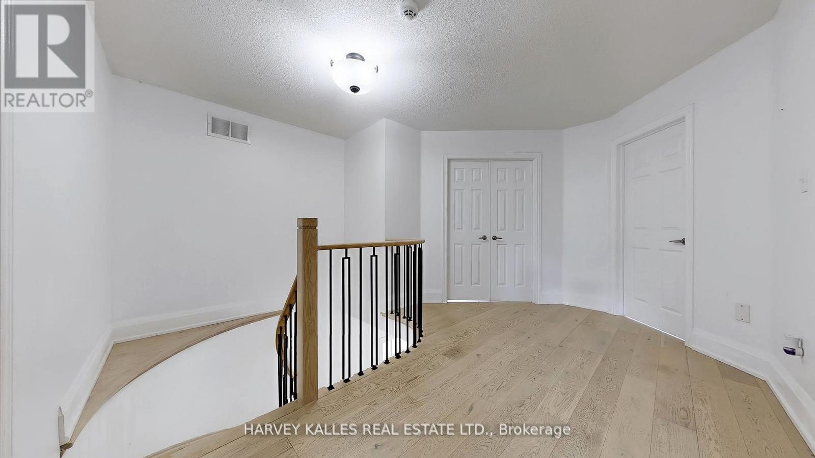 Photo 22 of 13 Oakside Court, Barrie ON
