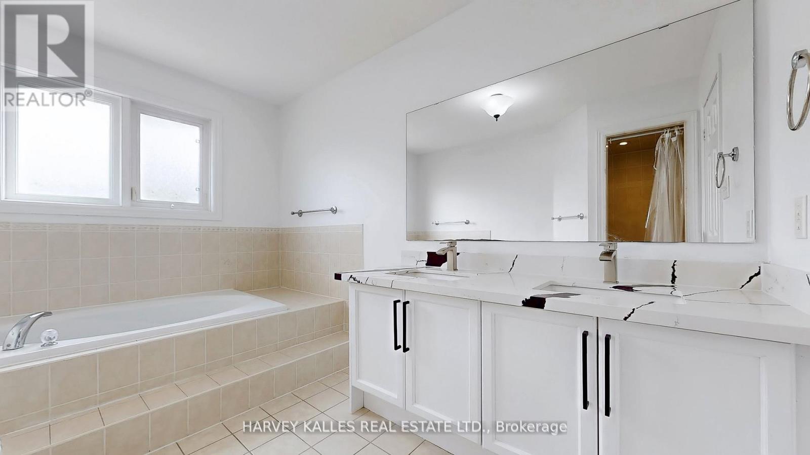 Photo 17 of 13 Oakside Court, Barrie ON