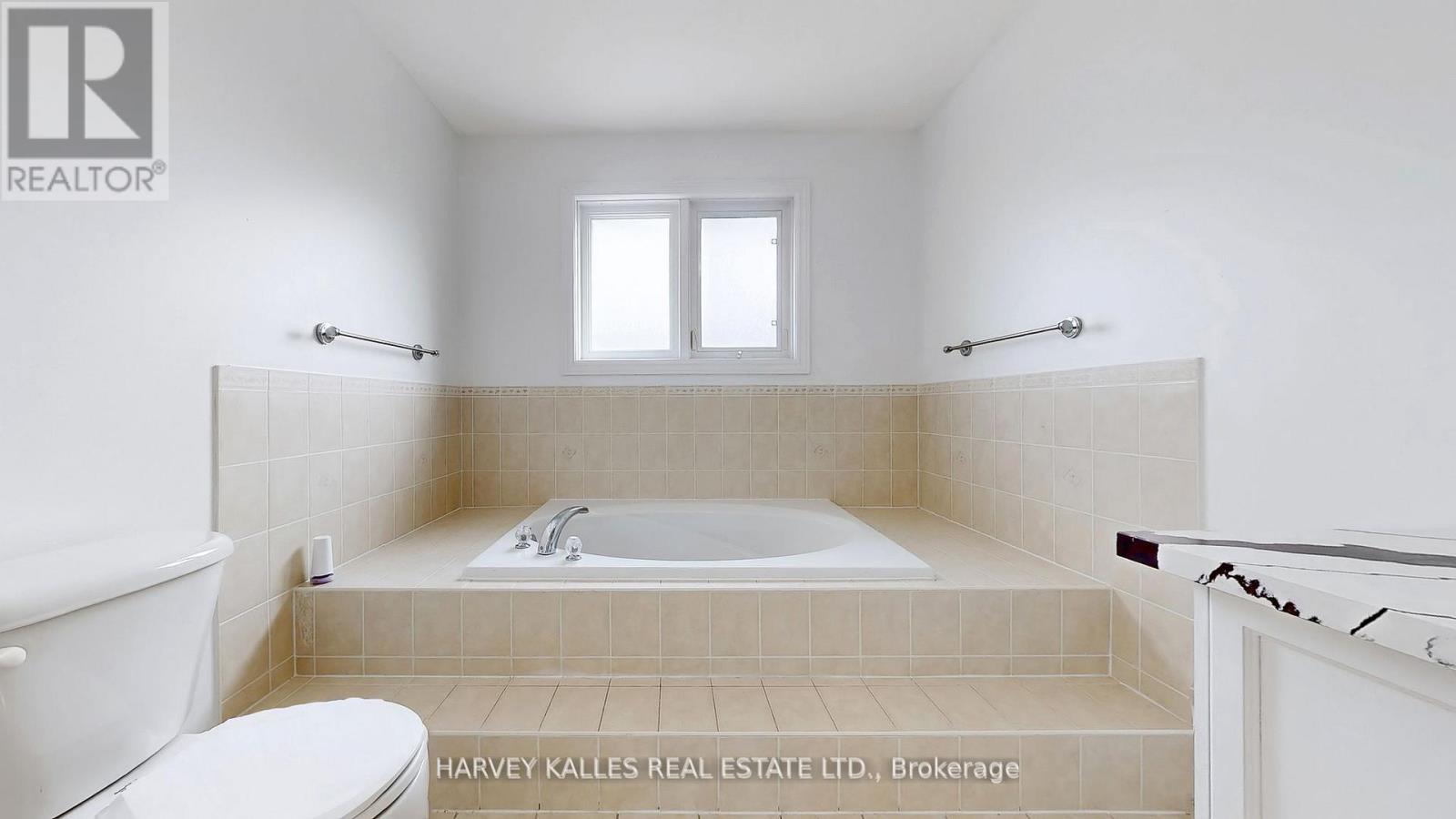 Photo 5 of 13 Oakside Court, Barrie ON