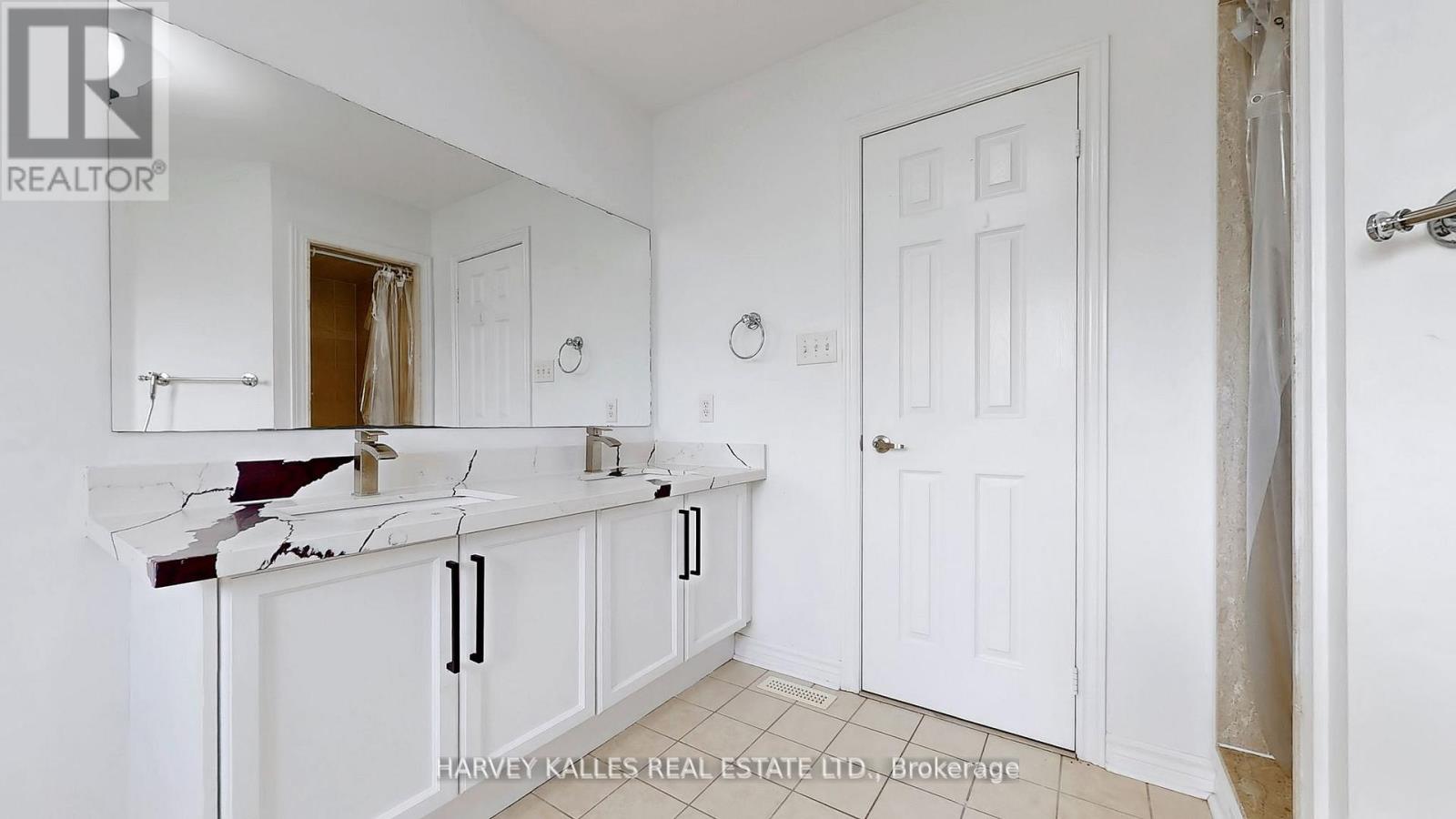 Photo 15 of 13 Oakside Court, Barrie ON