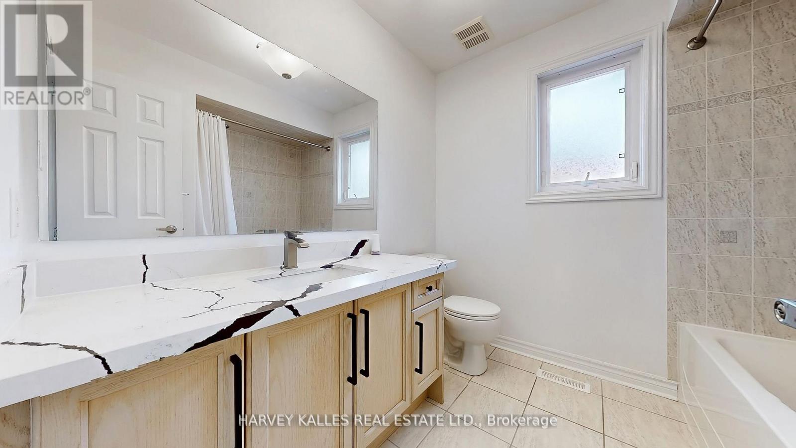 Photo 4 of 13 Oakside Court, Barrie ON