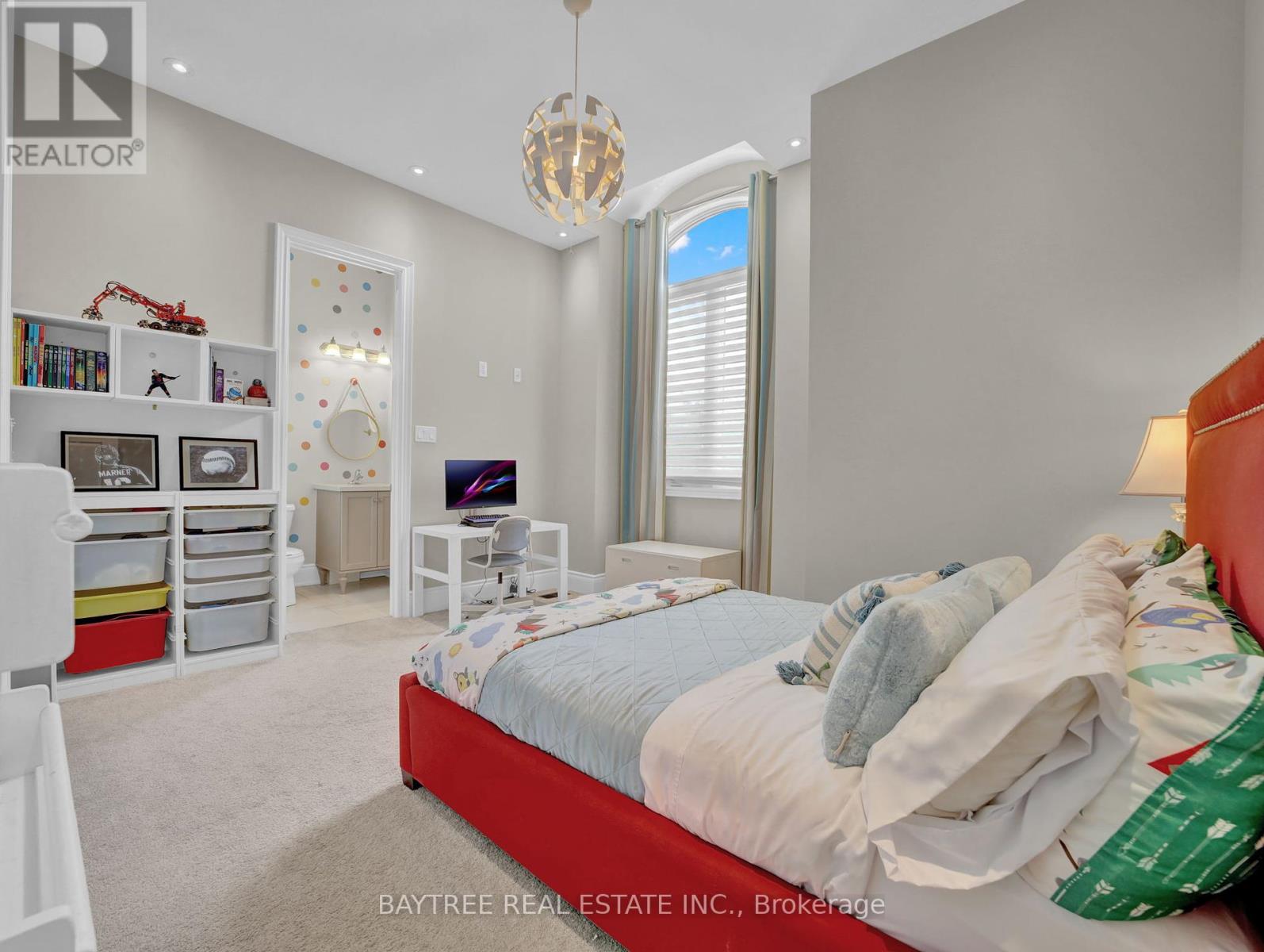 Photo 2 of 16 Hickory Ridge Court, Brampton ON