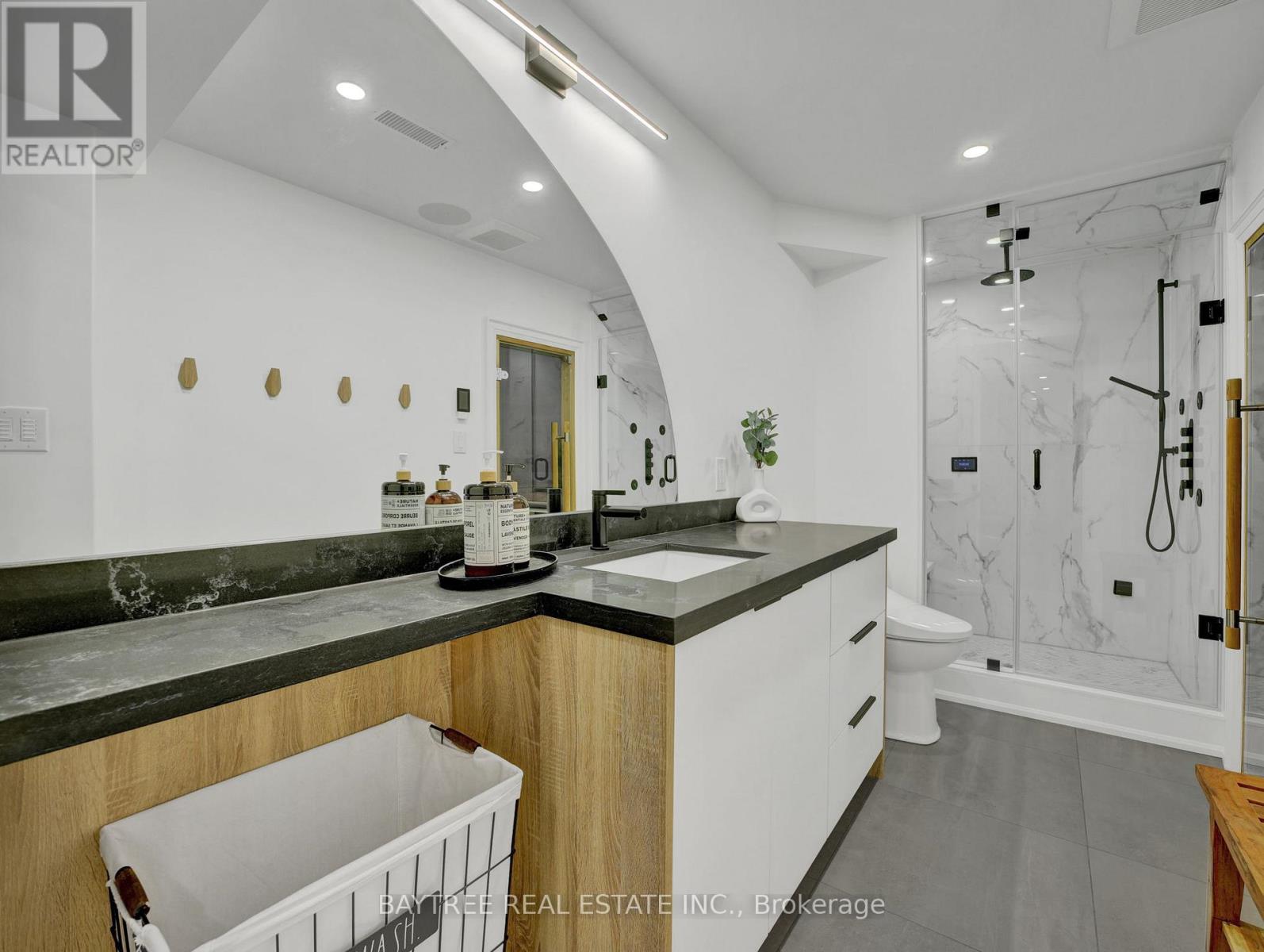 Photo 31 of 16 Hickory Ridge Court, Brampton ON