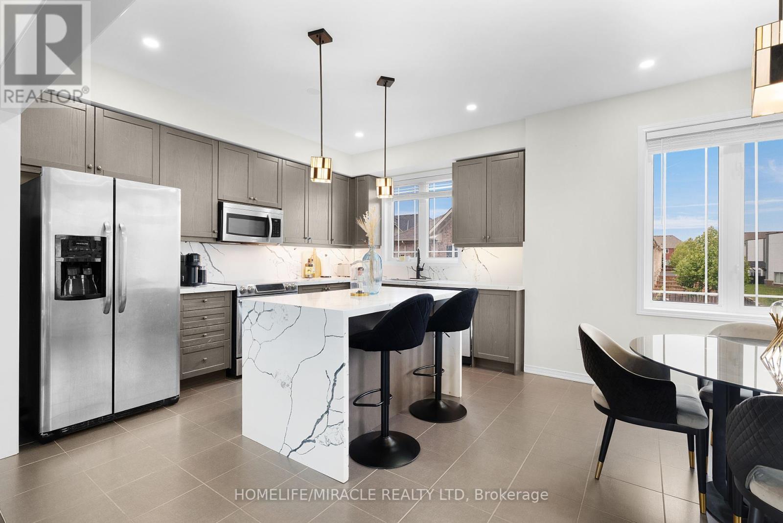 Photo 15 of 402 Dougall Avenue, Caledon ON