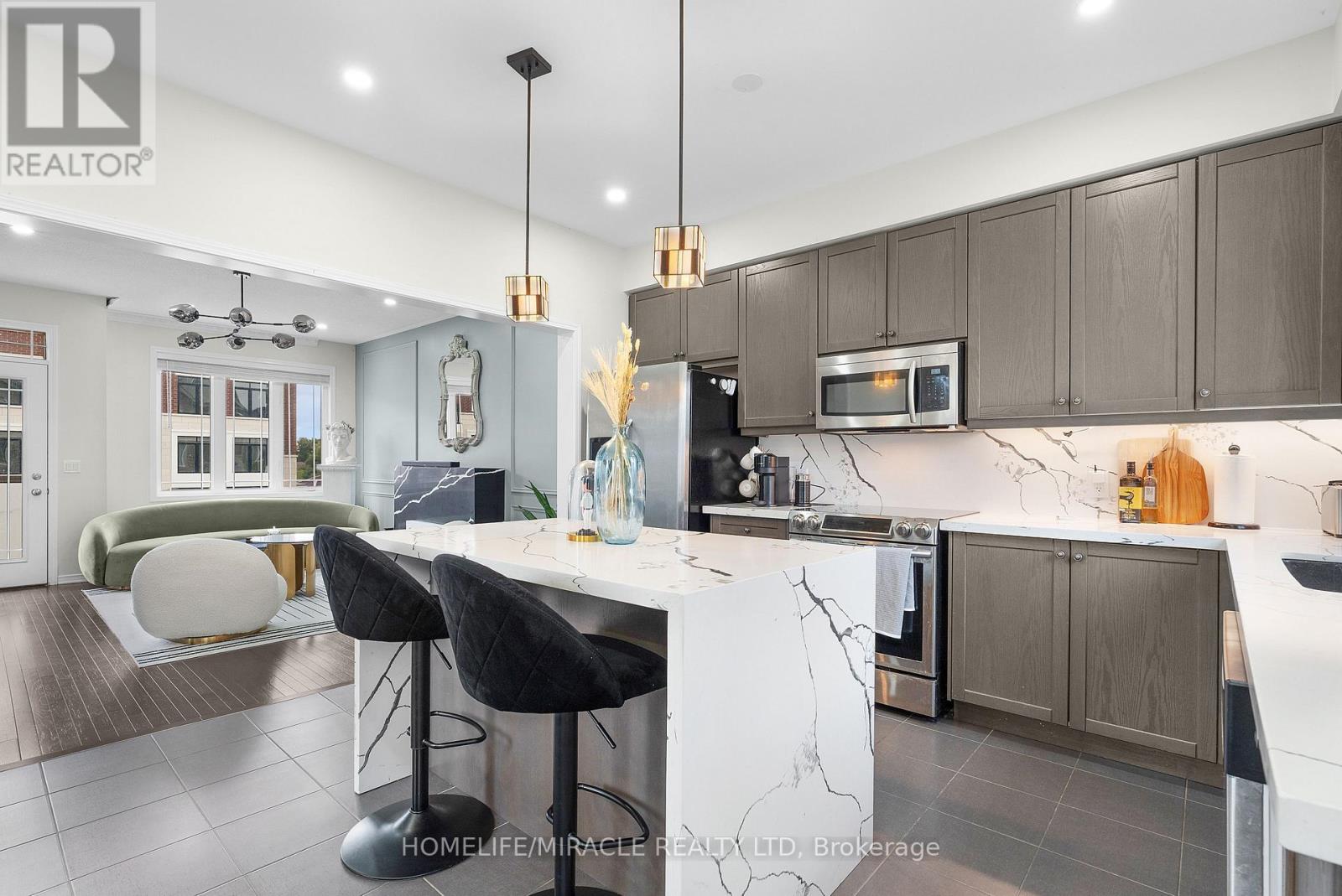 Photo 16 of 402 Dougall Avenue, Caledon ON