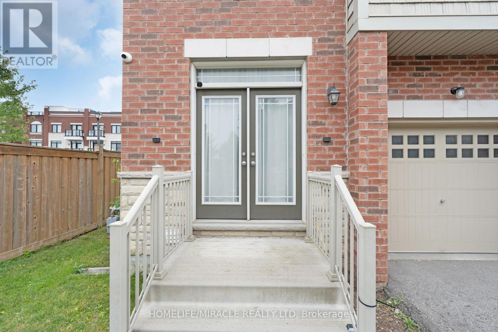 Photo 3 of 402 Dougall Avenue, Caledon ON
