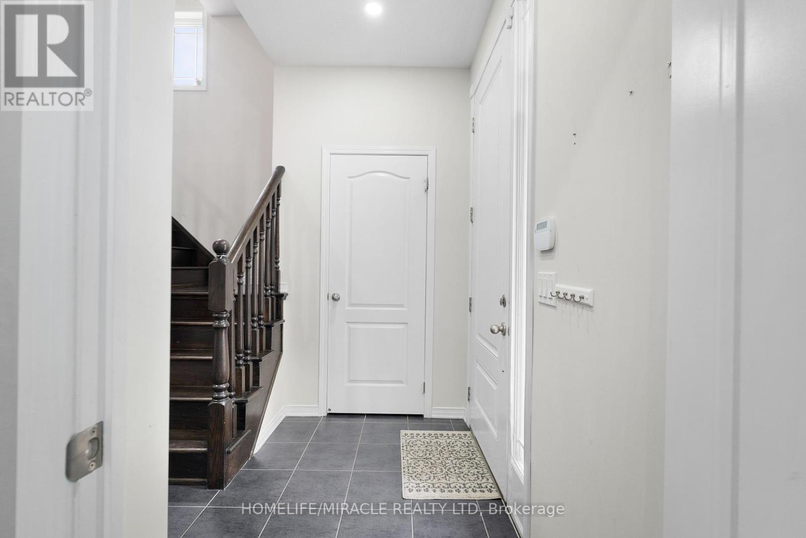 Photo 4 of 402 Dougall Avenue, Caledon ON
