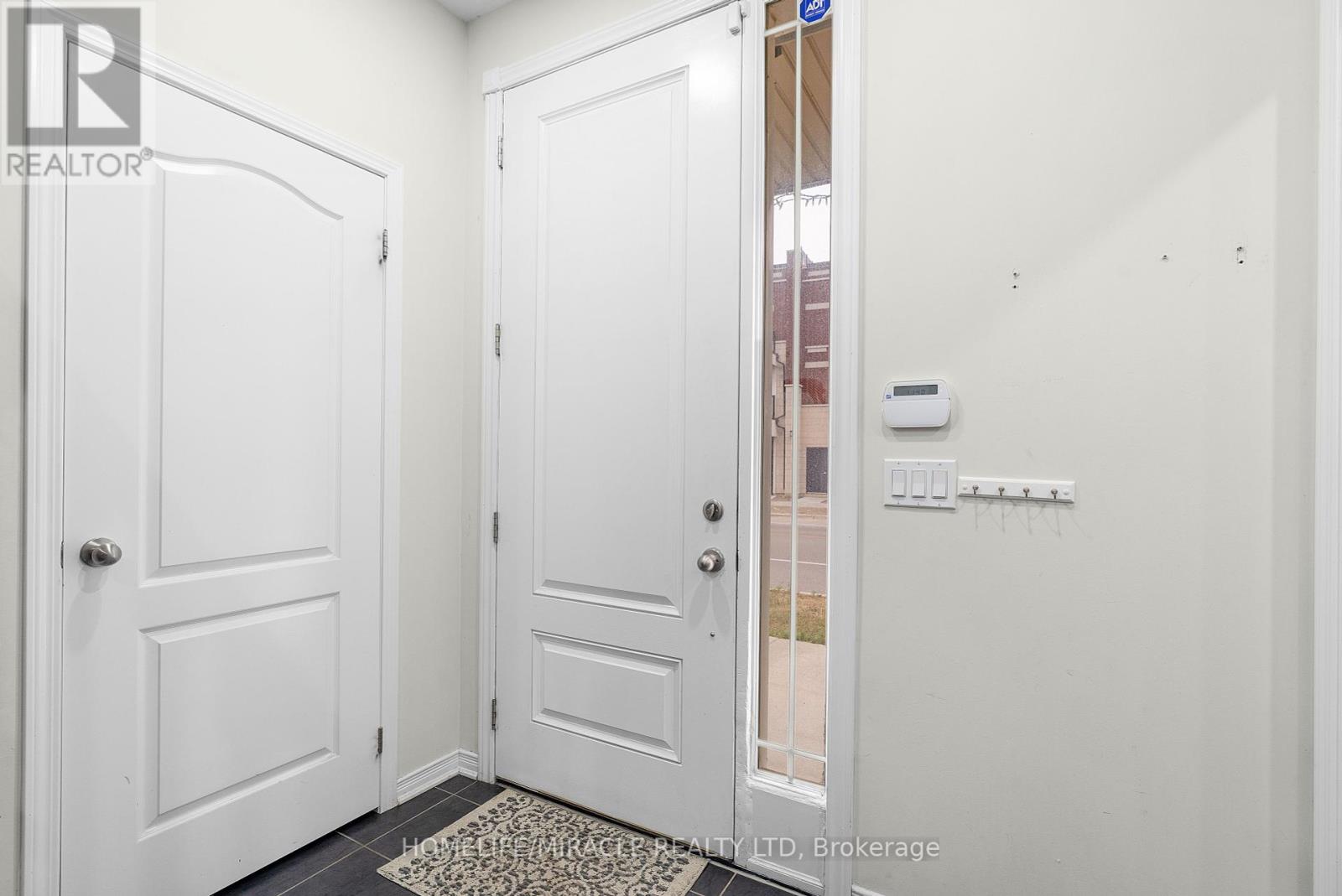 Photo 5 of 402 Dougall Avenue, Caledon ON