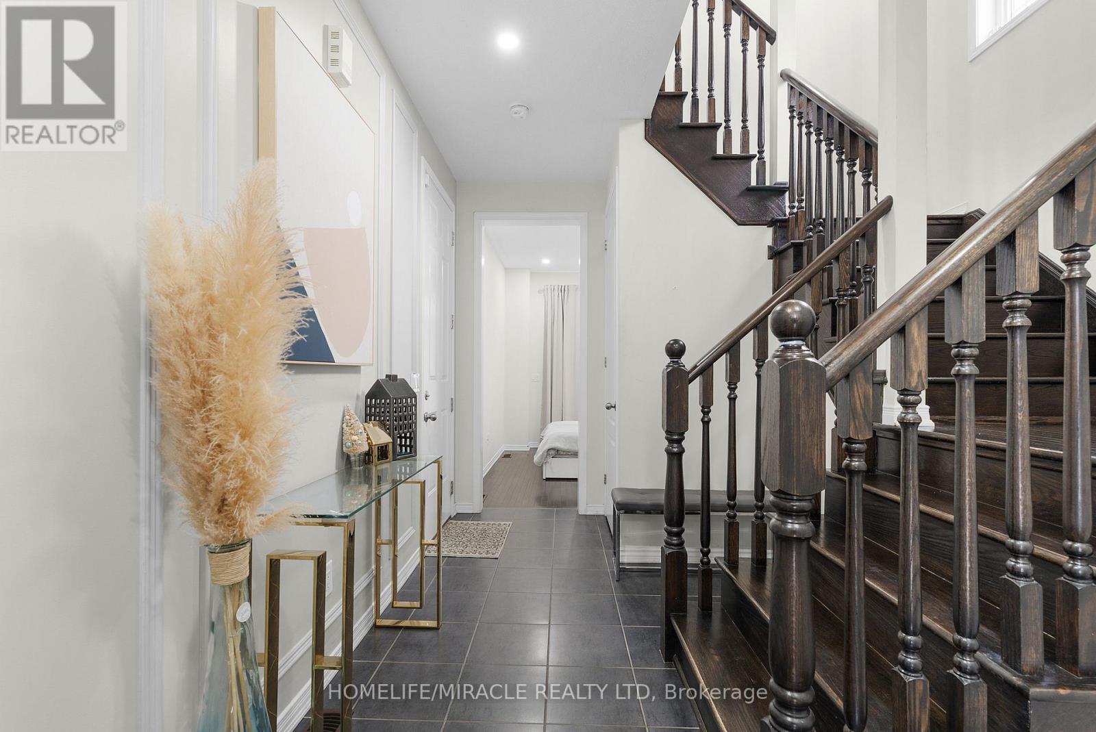 Photo 6 of 402 Dougall Avenue, Caledon ON