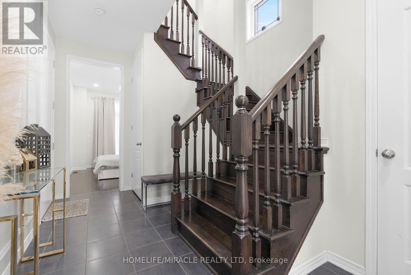 Photo 9 of 402 Dougall Avenue, Caledon ON
