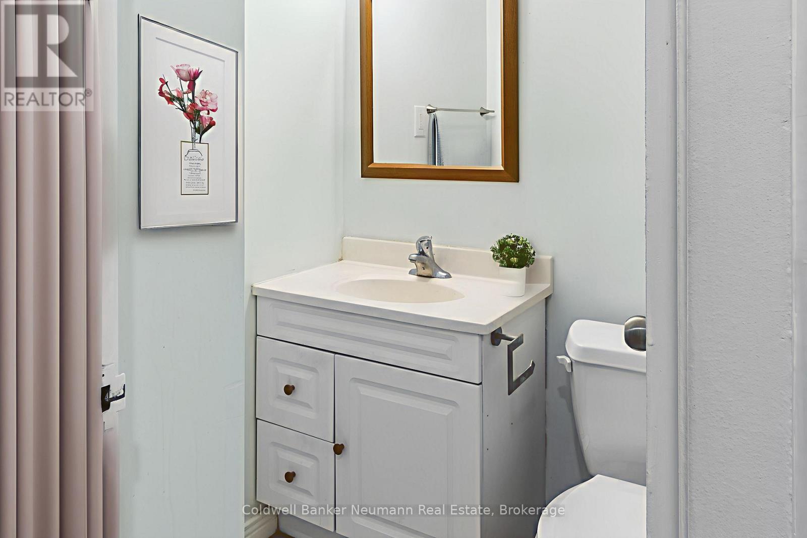 Photo 4 of 301 105 Conroy Crescent, Guelph ON