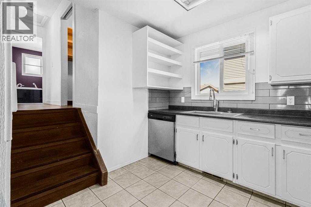 Single Family House 4 Level for Sale in  erin ridge Road SE Erin Woods Calgary 
