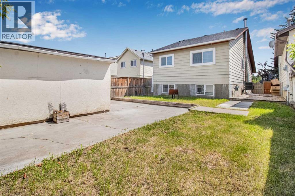 Single Family House 4 Level for Sale in  erin ridge Road SE Erin Woods Calgary 