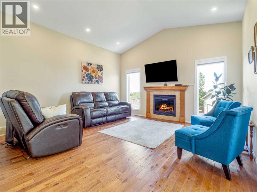 Photo 10 of 656 Florence Ho Leong Crescent N, Lethbridge AB