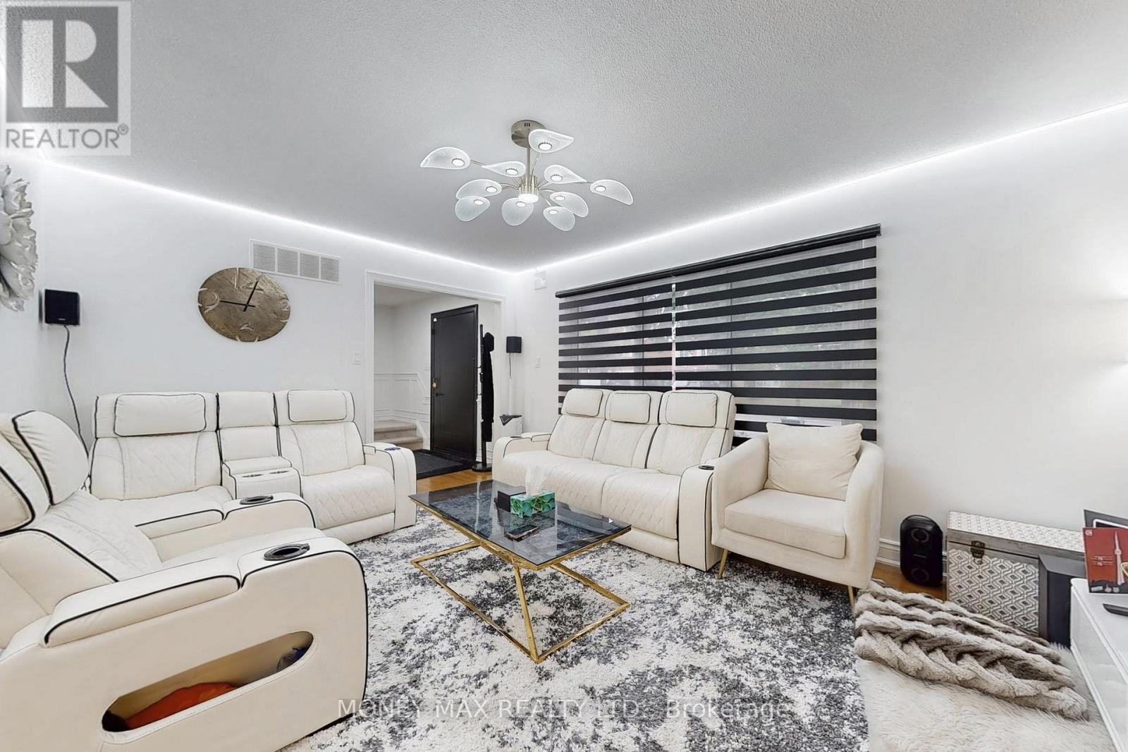 Photo 2 of 95 Elgin Drive, Brampton ON