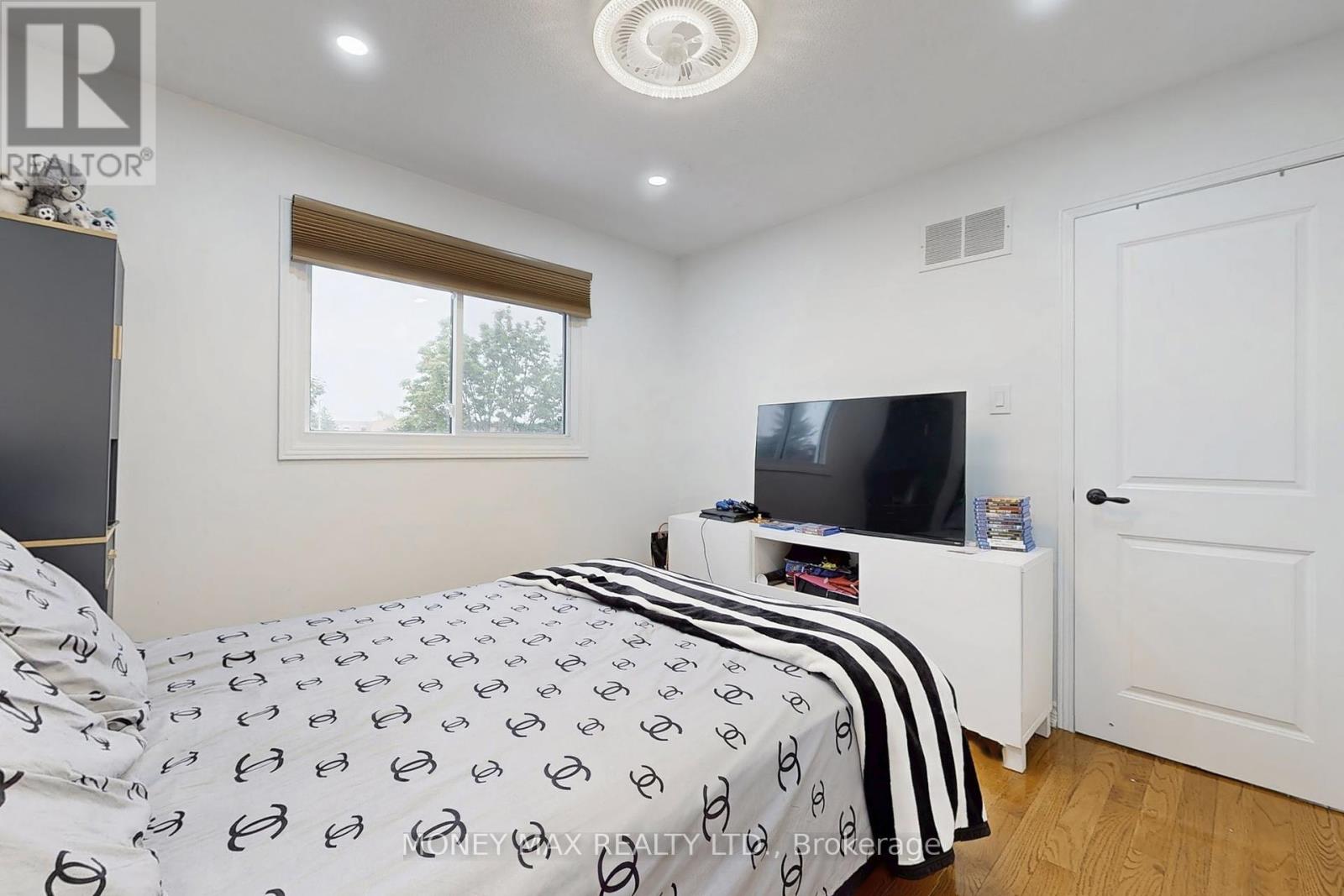 Photo 23 of 95 Elgin Drive, Brampton ON